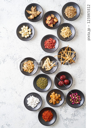 様々な漢方食材 123865812