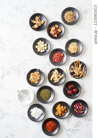 様々な漢方食材 123865815