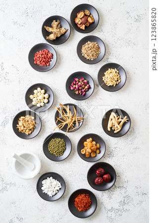 様々な漢方食材 123865820