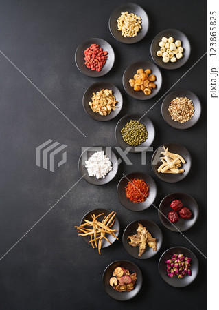 様々な漢方食材 様々な漢方食材 123865825