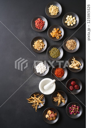 様々な漢方食材 123865826