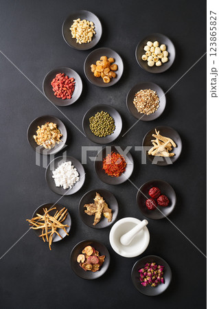 様々な漢方食材 123865827