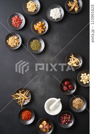 様々な漢方食材 様々な漢方食材 123865828