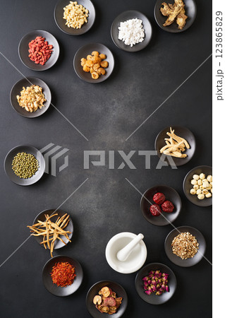 様々な漢方食材 123865829