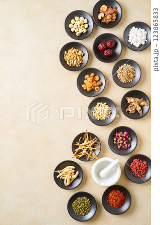 様々な漢方食材 123865833