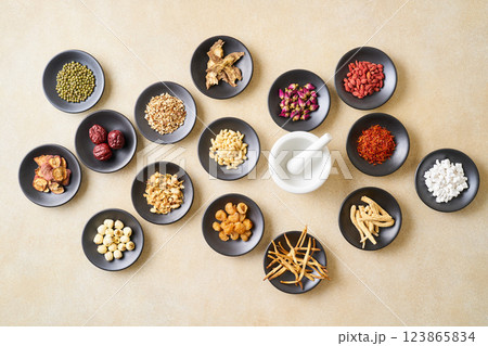 様々な漢方食材 123865834
