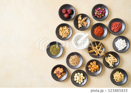 様々な漢方食材 123865835