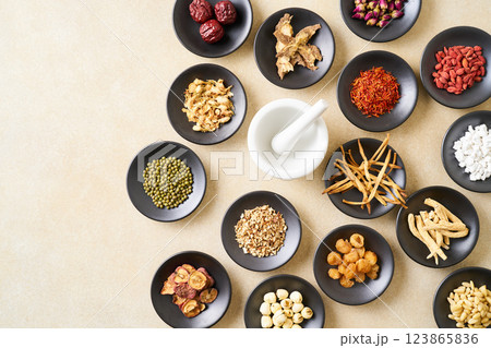 様々な漢方食材 様々な漢方食材 123865836