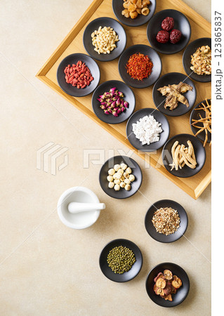 様々な漢方食材 様々な漢方食材 123865837