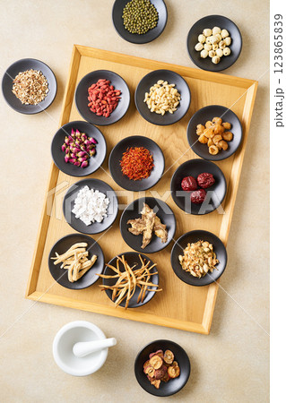 様々な漢方食材 123865839