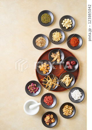 様々な漢方食材 123865842
