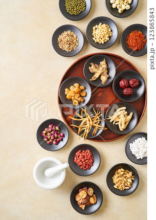 様々な漢方食材 123865843