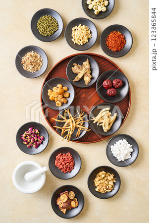 様々な漢方食材 様々な漢方食材 123865844