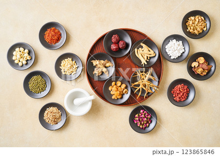 様々な漢方食材 123865846