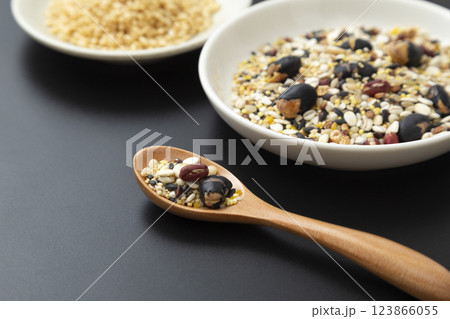 玄米と雑穀　黒背景 123866055