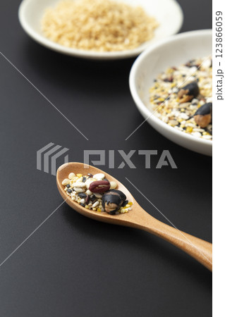 玄米と雑穀　黒背景 123866059