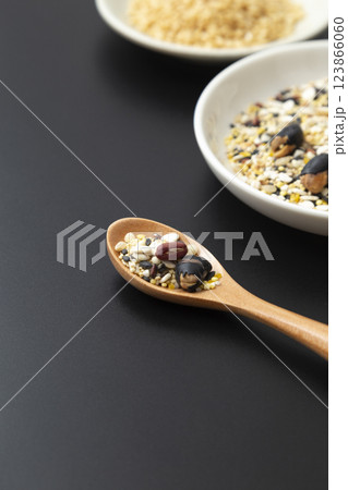 玄米と雑穀　黒背景 123866060