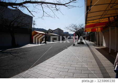 祐徳稲荷神社 境内の風景(超広角・魚眼レンズ撮影) 祐徳稲荷神社 境内の風景(超広角・魚眼レンズ撮影) 123866130