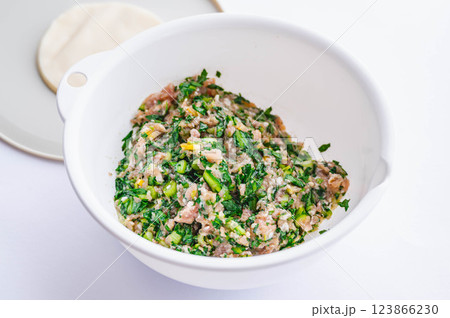 春菊とレモンの餃子の具材 123866230