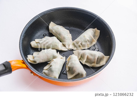 フライパンで焼く春菊ぎょうざ フライパンで焼く春菊ぎょうざ 123866232