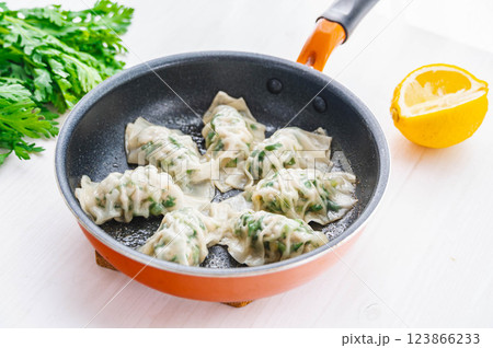 フライパンで焼く春菊ぎょうざ フライパンで焼く春菊ぎょうざ 123866233