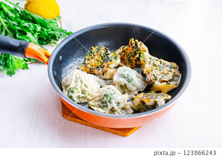 焼いた春菊の焼売 123866243