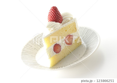 苺のショートケーキを白背景で撮影 苺のショートケーキを白背景で撮影 123866251
