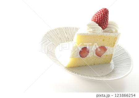 苺のショートケーキを白背景で撮影 123866254