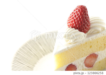 苺のショートケーキを白背景で撮影 123866258