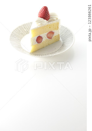 苺のショートケーキを白背景で撮影 123866261