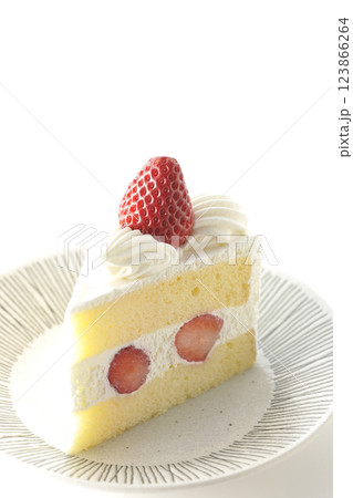 苺のショートケーキを白背景で撮影 123866264