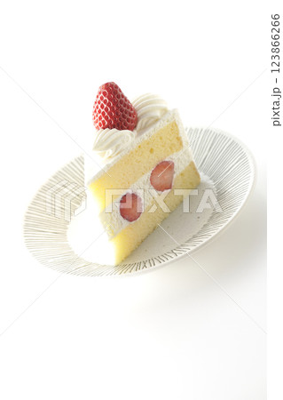 苺のショートケーキを白背景で撮影 123866266