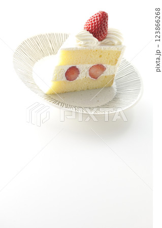 苺のショートケーキを白背景で撮影 123866268