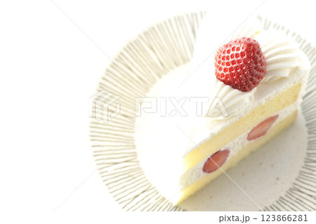 苺のショートケーキを白背景で撮影 123866281