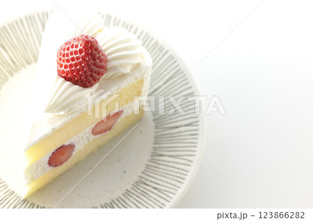 苺のショートケーキを白背景で撮影 苺のショートケーキを白背景で撮影 123866282