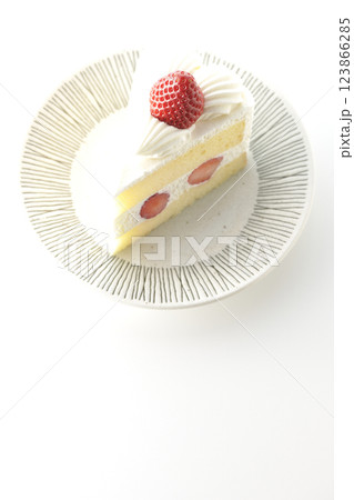苺のショートケーキを白背景で撮影 123866285