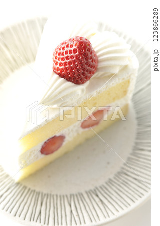 苺のショートケーキを白背景で撮影 123866289