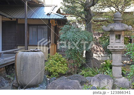 風情あるレトロな和風庭園 123866341