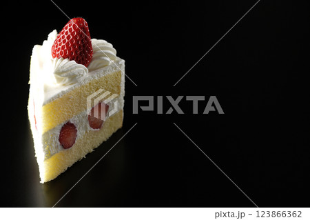 苺のショートケーキを黒背景で撮影 123866362