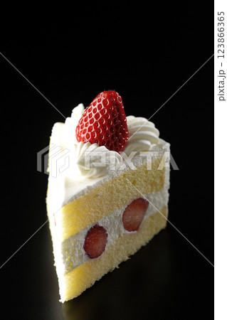 苺のショートケーキを黒背景で撮影 123866365