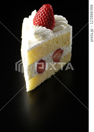 苺のショートケーキを黒背景で撮影 苺のショートケーキを黒背景で撮影 123866366