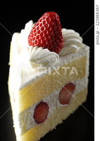 苺のショートケーキを黒背景で撮影 苺のショートケーキを黒背景で撮影 123866367