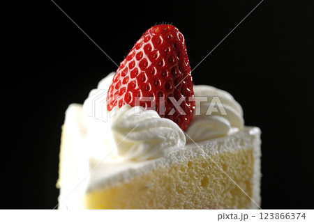 苺のショートケーキを黒背景で撮影 123866374