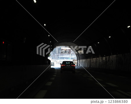 中央自動車道のトンネル 123866380