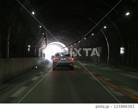 中央自動車道のトンネル 123866381
