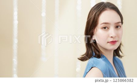 青いブラウスの若い女性 123866382