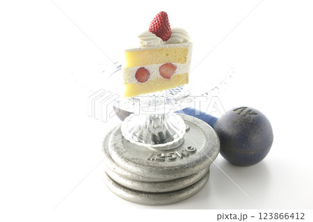 苺のショートケーキとダンベルプレートと鉄アレイ 123866412
