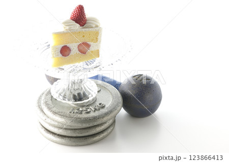 苺のショートケーキとダンベルプレートと鉄アレイ 123866413