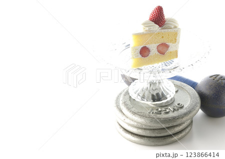 苺のショートケーキとダンベルプレートと鉄アレイ 123866414