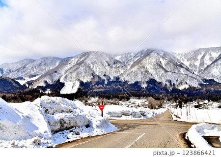 長野県白馬村の風景／白馬さのさかスキー場方面を望む(長野県白馬村)【2025.3】 123866421